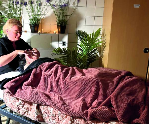 Honderdjarige Nan geniet van eerste schoonheidsbehandeling ooit