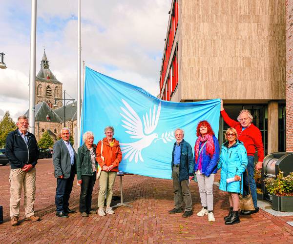 Vredesvlag wappert sinds vrijdag voor het stadhuis