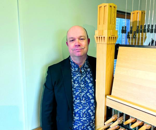 Dennis Vallenduuk geeft concert op St. Plechelmusbeiaard
