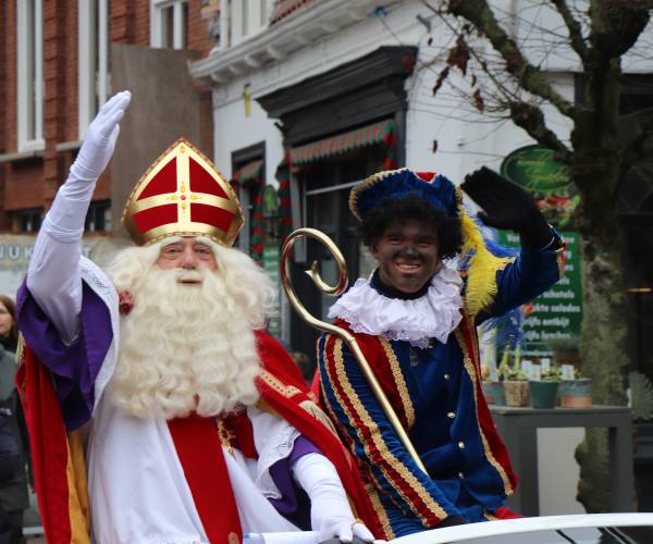 Hij komt, hij komt! Sinterklaas komt ook in Oldenzaal Zijn speurpieten hebben stiekem letters verstopt in de winkeletalages. Help je Sinterklaas zoeken?