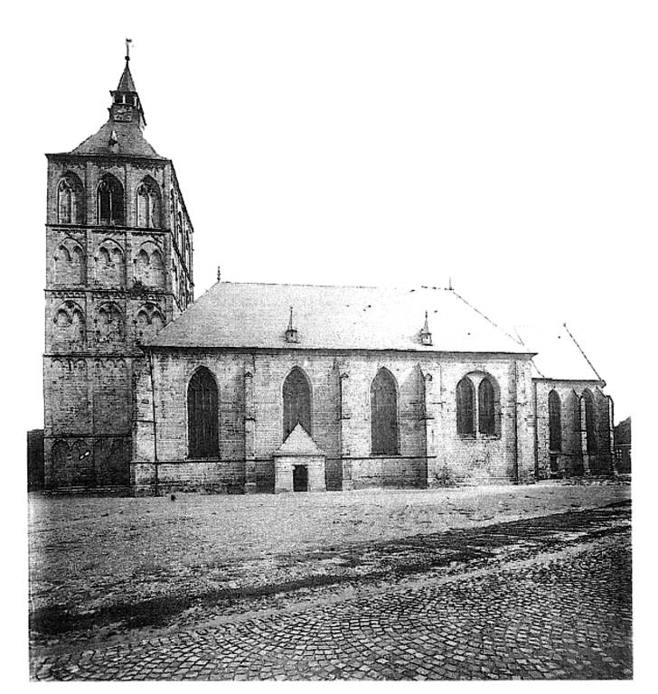 Monument: Rooms Katholieke Kerk – St. Plechelmuskerk Overzicht zuidgevel met bestrating op het kerkhof en de afgebroken kerkhofmuur. 1927. foto: C.J. (Cornelis) Steenbergh.