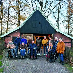 Klas op Wielen eert overleden lid met geschenk voor Openluchtmuseum