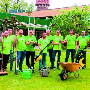 Medewerkers Parker Hannifin maken tuin woonzorgcentrum Gereia zomerklaar