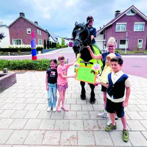 Drie-eenheidsschool haalt 750 euro op voor Manege de Boerskotten