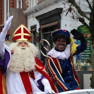 Hij komt, hij komt! Sinterklaas komt ook in Oldenzaal<br />Zijn speurpieten hebben stiekem letters verstopt in de winkeletalages. Help je Sinterklaas zoeken?