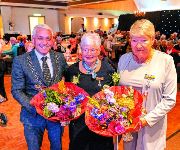 Koninklijke onderscheiding voor Gerda Ekelhof-Damink en Annemarie Kroon-Hoogeveen van Vereniging van Rugpatiënten Overijssel