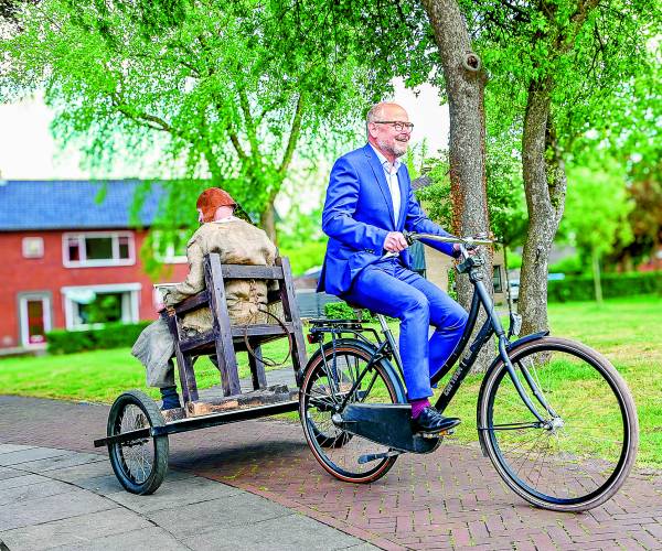 Burgemeester haalt Huttenkloas op in Bentelo voor officiële opening Huttenkloasjaar