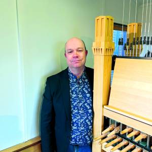 Dennis Vallenduuk geeft concert op St. Plechelmusbeiaard