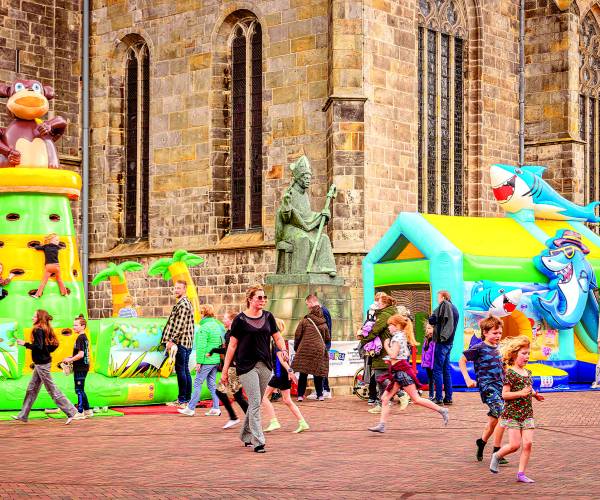 Springkussenfestijn op Sint Plechelmusplein